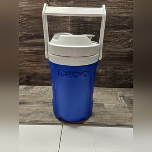 IGLOO Sport‎ Jug With Hanging Links, Blue & White, 1/2-Gallon New